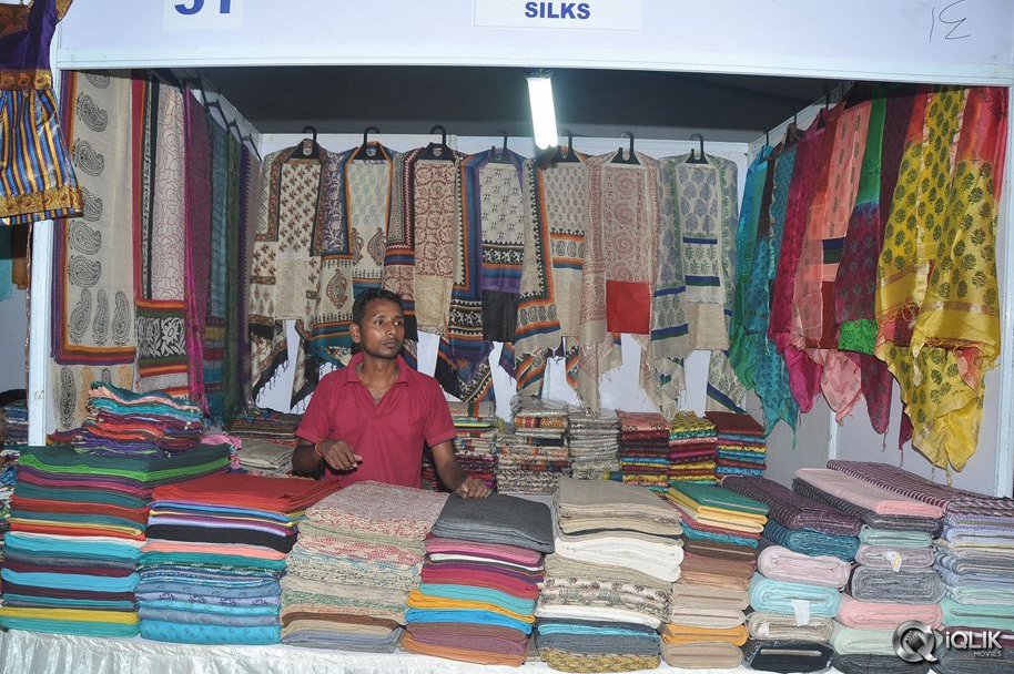 Naveena-Jackson-Launches-Lepakshi-Cotton-and-Silk-Exhibition